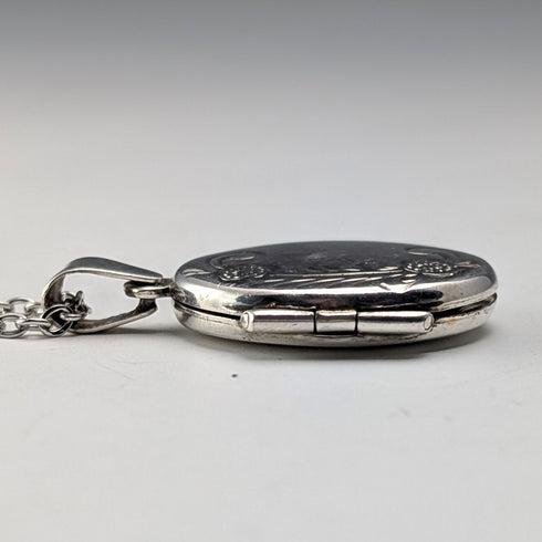 Vintage sterling silver oval locket pendant 3.9g with necklace